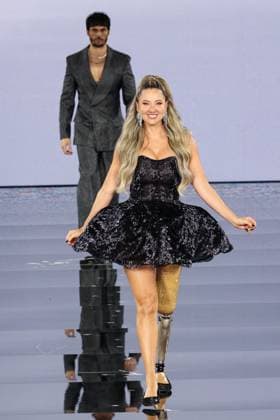 Model walk the runway during L Oreal Spring Summer 2026 show at Paris Fashion Week Un mannequin sur le podium du defile printemps ete 2026 de L Oreal pendant la semaine de la mode a Paris Un modele 449162 2025 09 29 France  Copyright: xSebastienxFremontx xStarfacex STAR_449162_348