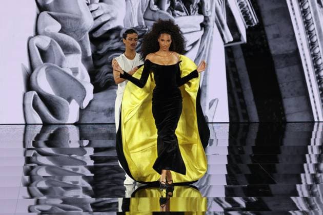 Model walk the runway during L Oreal Spring Summer 2026 show at Paris Fashion Week A model on the runway during L Oreal Spring Summer 2026 show at Paris Fashion Week Cindy Bruna 449162 2025 09 29 France  Copyright: xSebastienxFremontx xStarfacex STAR_449162_106