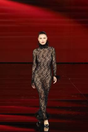 Model walk the runway during L Oreal Spring Summer 2026 show at Paris Fashion Week Un mannequin sur le podium du defile printemps ete 2026 de L Oreal pendant la semaine de la mode a Paris Un modele 449162 2025 09 29 France  Copyright: xSebastienxFremontx xStarfacex STAR_449162_121