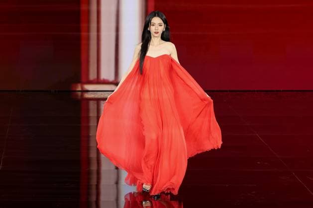 Model walk the runway during L Oreal Spring Summer 2026 show at Paris Fashion Week Un mannequin sur le podium du defile printemps ete 2026 de L Oreal pendant la semaine de la mode a Paris Ye Zhou 449162 2025 09 29 France  Copyright: xSebastienxFremontx xStarfacex STAR_449162_150