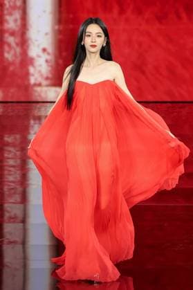 Model walk the runway during L Oreal Spring Summer 2026 show at Paris Fashion Week Un mannequin sur le podium du defile printemps ete 2026 de L Oreal pendant la semaine de la mode a Paris Ye Zhou 449162 2025 09 29 France  Copyright: xSebastienxFremontx xStarfacex STAR_449162_151