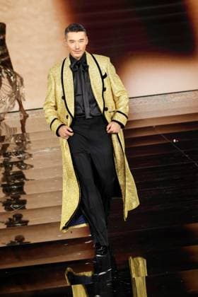 Model walk the runway during L Oreal Spring Summer 2026 show at Paris Fashion Week Un mannequin sur le podium du defile printemps ete 2026 de L Oreal pendant la semaine de la mode a Paris Hu Bing 449162 2025 09 29 France  Copyright: xSebastienxFremontx xStarfacex STAR_449162_383