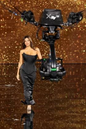 Model walk the runway during L Oreal Spring Summer 2026 show at Paris Fashion Week Un mannequin sur le podium du defile printemps ete 2026 de L Oreal pendant la semaine de la mode a Paris 449162 2025 09 29 France  Copyright: xSebastienxFremontx xStarfacex STAR_449162_413