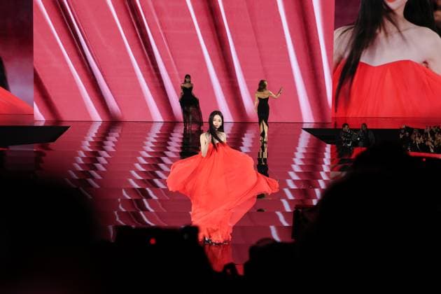 Model walk the runway during L Oreal Spring Summer 2026 show at Paris Fashion Week Un mannequin sur le podium du defile printemps ete 2026 de L Oreal pendant la semaine de la mode a Paris Ye Zhou 449162 2025 09 29 France  Copyright: xSebastienxFremontx xStarfacex STAR_449162_154