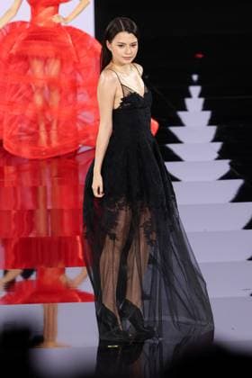 Model walking the runway during L Oreal Spring Summer 2026 show at Paris Fashion Week A model walking the runway during L Oreal Spring Summer 2026 show at Paris Fashion Week Rebecca Patricia Armstrong 449162 2025 09 29 France  Copyright: xSebastienxFremontx xStarfacex STAR_449162_159