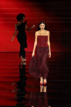 Model walk the runway during L Oreal Spring Summer 2026 show at Paris Fashion Week Un mannequin sur le podium du defile printemps ete 2026 de L Oreal pendant la semaine de la mode a Paris Un modele 449162 2025 09 29 France  Copyright: xSebastienxFremontx xStarfacex STAR_449162_164