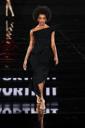 Model walk the runway during L Oreal Spring Summer 2026 show at Paris Fashion Week Un mannequin sur le podium du defile printemps ete 2026 de L Oreal pendant la semaine de la mode a Paris Ebony Cham 449162 2025 09 29 France  Copyright: xSebastienxFremontx xStarfacex STAR_449162_166