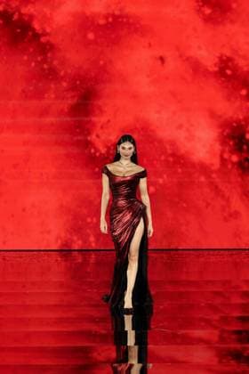 Model walk the runway during L Oreal Spring Summer 2026 show at Paris Fashion Week Un mannequin sur le podium du defile printemps ete 2026 de L Oreal pendant la semaine de la mode a Paris Une modele 449162 2025 09 29 France  Copyright: xSebastienxFremontx xStarfacex STAR_449162_192