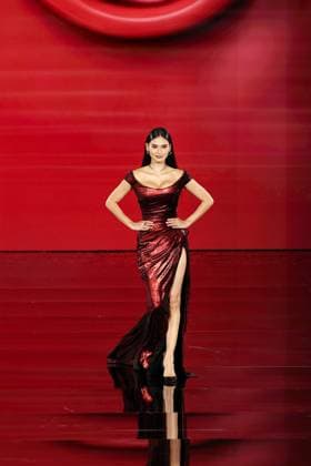Model walk the runway during L Oreal Spring Summer 2026 show at Paris Fashion Week Un mannequin sur le podium du defile printemps ete 2026 de L Oreal pendant la semaine de la mode a Paris Une modele 449162 2025 09 29 France  Copyright: xSebastienxFremontx xStarfacex STAR_449162_194