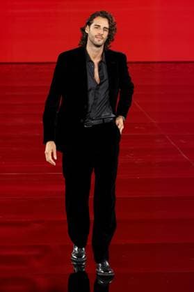 Model walk the runway during L Oreal Spring Summer 2026 show at Paris Fashion Week Un mannequin sur le podium du defile printemps ete 2026 de L Oreal pendant la semaine de la mode a Paris Un modele 449162 2025 09 29 France  Copyright: xSebastienxFremontx xStarfacex STAR_449162_198