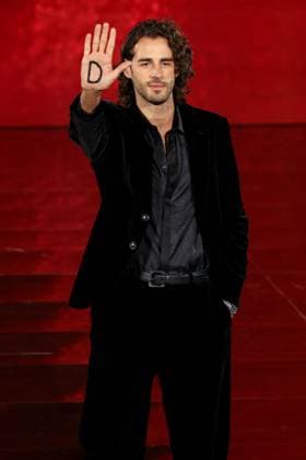 Model walk the runway during L Oreal Spring Summer 2026 show at Paris Fashion Week Un mannequin sur le podium du defile printemps ete 2026 de L Oreal pendant la semaine de la mode a Paris Un modele 449162 2025 09 29 France  Copyright: xSebastienxFremontx xStarfacex STAR_449162_200