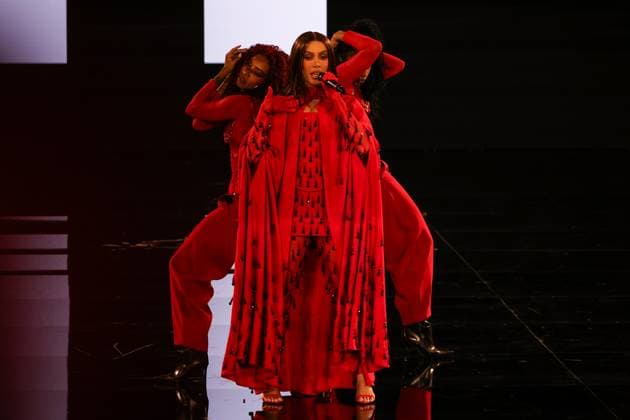 Model walking the runway during L Oreal Spring Summer 2026 show at Paris Fashion Week A model walking the runway during L Oreal Spring Summer 2026 show at Paris Fashion Week Anitta 449162 2025 09 29 France  Copyright: xSebastienxFremontx xStarfacex STAR_449162_365