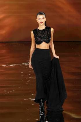 Model walk the runway during L Oreal Spring Summer 2026 show at Paris Fashion Week Un mannequin sur le podium du defile printemps ete 2026 de L Oreal pendant la semaine de la mode a Paris Un modele 449162 2025 09 29 France  Copyright: xSebastienxFremontx xStarfacex STAR_449162_372