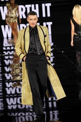 Model walk the runway during L Oreal Spring Summer 2026 show at Paris Fashion Week Un mannequin sur le podium du defile printemps ete 2026 de L Oreal pendant la semaine de la mode a Paris Hu Bing 449162 2025 09 29 France  Copyright: xSebastienxFremontx xStarfacex STAR_449162_384