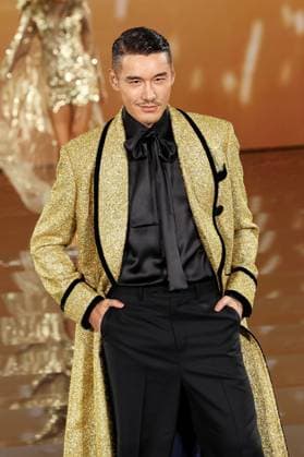Model walk the runway during L Oreal Spring Summer 2026 show at Paris Fashion Week Un mannequin sur le podium du defile printemps ete 2026 de L Oreal pendant la semaine de la mode a Paris Hu Bing 449162 2025 09 29 France  Copyright: xSebastienxFremontx xStarfacex STAR_449162_385