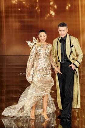 Model walk the runway during L Oreal Spring Summer 2026 show at Paris Fashion Week A model on the runway during L Oreal Spring Summer 2026 show at Paris Fashion Week Qu Ying et Hu Bing 449162 2025 09 29 France  Copyright: xSebastienxFremontx xStarfacex STAR_449162_387