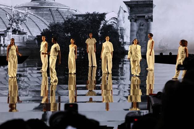 Model walk the runway during L Oreal Spring Summer 2026 show at Paris Fashion Week Un mannequin sur le podium du defile printemps ete 2026 de L Oreal pendant la semaine de la mode a Paris 449162 2025 09 29 France  Copyright: xSebastienxFremontx xStarfacex STAR_449162_100