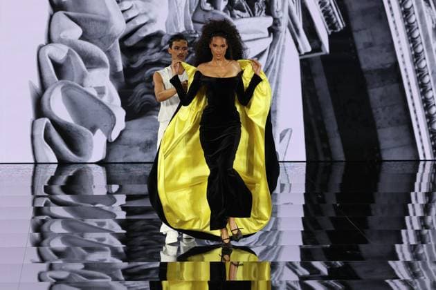 Model walk the runway during L Oreal Spring Summer 2026 show at Paris Fashion Week A model on the runway during L Oreal Spring Summer 2026 show at Paris Fashion Week Cindy Bruna 449162 2025 09 29 France  Copyright: xSebastienxFremontx xStarfacex STAR_449162_105