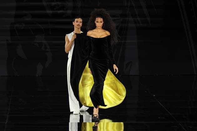 Model walk the runway during L Oreal Spring Summer 2026 show at Paris Fashion Week A model on the runway during L Oreal Spring Summer 2026 show at Paris Fashion Week Cindy Bruna 449162 2025 09 29 France  Copyright: xSebastienxFremontx xStarfacex STAR_449162_107
