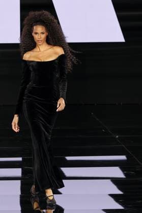 Model walk the runway during L Oreal Spring Summer 2026 show at Paris Fashion Week A model on the runway during L Oreal Spring Summer 2026 show at Paris Fashion Week Cindy Bruna 449162 2025 09 29 France  Copyright: xSebastienxFremontx xStarfacex STAR_449162_110