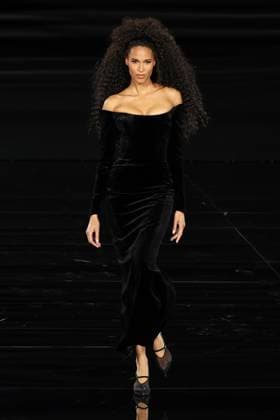 Model walk the runway during L Oreal Spring Summer 2026 show at Paris Fashion Week A model on the runway during L Oreal Spring Summer 2026 show at Paris Fashion Week Cindy Bruna 449162 2025 09 29 France  Copyright: xSebastienxFremontx xStarfacex STAR_449162_114