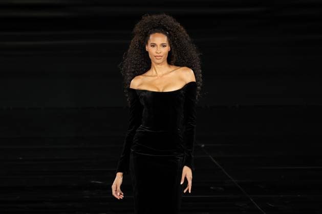 Model walk the runway during L Oreal Spring Summer 2026 show at Paris Fashion Week A model on the runway during L Oreal Spring Summer 2026 show at Paris Fashion Week Cindy Bruna 449162 2025 09 29 France  Copyright: xSebastienxFremontx xStarfacex STAR_449162_115
