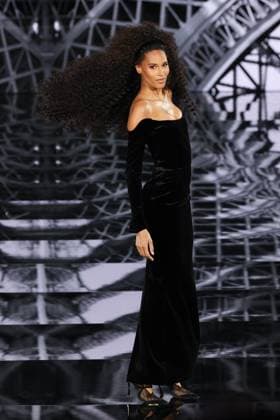 Model walk the runway during L Oreal Spring Summer 2026 show at Paris Fashion Week A model on the runway during L Oreal Spring Summer 2026 show at Paris Fashion Week Cindy Bruna 449162 2025 09 29 France  Copyright: xSebastienxFremontx xStarfacex STAR_449162_119