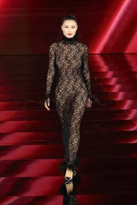 Model walk the runway during L Oreal Spring Summer 2026 show at Paris Fashion Week Un mannequin sur le podium du defile printemps ete 2026 de L Oreal pendant la semaine de la mode a Paris Un modele 449162 2025 09 29 France  Copyright: xSebastienxFremontx xStarfacex STAR_449162_122