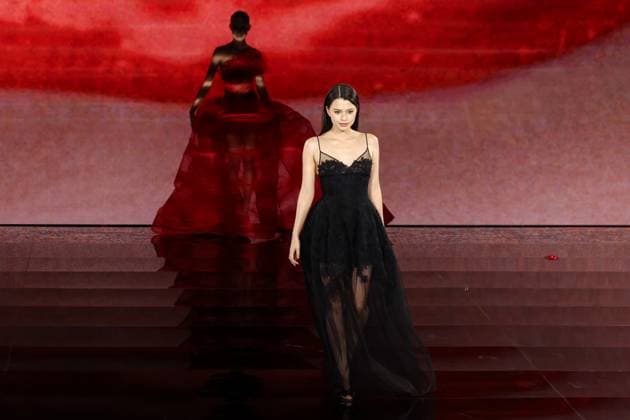 Model walking the runway during L Oreal Spring Summer 2026 show at Paris Fashion Week A model walking the runway during L Oreal Spring Summer 2026 show at Paris Fashion Week Rebecca Patricia Armstrong 449162 2025 09 29 France  Copyright: xSebastienxFremontx xStarfacex STAR_449162_157