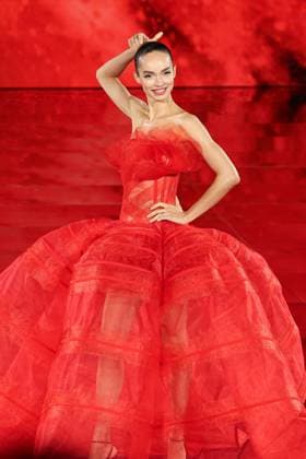 Model walk the runway during L Oreal Spring Summer 2026 show at Paris Fashion Week A model on the runway during L Oreal Spring Summer 2026 show at Paris Fashion Week Luma Grothe 449162 2025 09 29 France  Copyright: xSebastienxFremontx xStarfacex STAR_449162_160