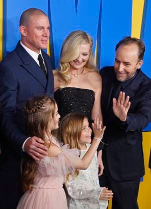 Cast members Channing Tate and Kisen Dunst (L-R, rear) and Alissa Marie Pearson and Esme McSherry (L-R, foreground), and director Derek Cianfrance (R) attend the premiere of the biographical motion picture crime drama Roofman at Paramount Pictures Studio in Los Angeles on Monday, September 29, 2025. Storyline: A charismatic criminal, while on the run from the police, hides on the roof of a toy store. There, he adopts a new identity and becomes involved with an employee, beginning a relationship as unlikely as it is risky.  LAP2025092955 JIMxRUYMEN
