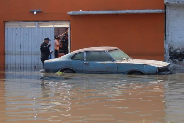 Flooding In Eastern Mexico City Due To Heavy Rains A car is seen underwater on a flooded street due heavy torrential rains that affected Ciudad Nezahualcoyotl at east of Mexico City, on September 29, 2025, in Mexico City, Mexico. Mexico City CDMX Mexico Copyright: xCarlosxSantiagox