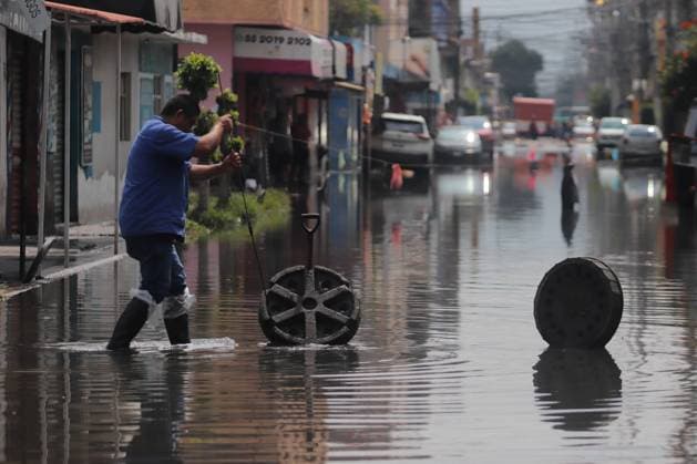 Flooding In Eastern Mexico City Due To Heavy Rains open a manhole in a flooded street due heavy torrential rains that affected Ciudad Nezahualcoyotl at east of Mexico City, on September 29, 2025, in Mexico City, Mexico. Mexico City CDMX Mexico Copyright: xCarlosxSantiagox