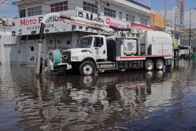 Flooding In Eastern Mexico City Due To Heavy Rains A truck dredges a flooded street due heavy torrential rains that affected Ciudad Nezahualcoyotl at east of Mexico City, on September 29, 2025, in Mexico City, Mexico. Mexico City CDMX Mexico Copyright: xCarlosxSantiagox
