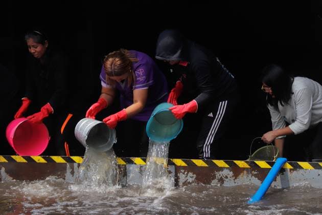 Flooding In Eastern Mexico City Due To Heavy Rains Women working at a hotel remove water from the flooded parking lot due to heavy torrential rains that affected the Vicente Villada neighborhood of Ciudad Nezahualcoyotl, at east of Mexico City. on September 29, 2025 in Mexico City, Mexico. Mexico City CDMX Mexico Copyright: xCarlosxSantiagox