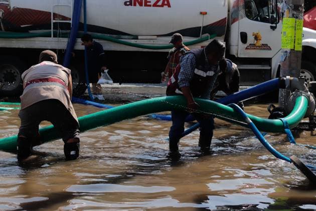Flooding In Eastern Mexico City Due To Heavy Rains Municipal workers drain wastewater from a flooded street due heavy torrential rains that affected Ciudad Nezahualcoyotl at east of Mexico City, on September 29, 2025, in Mexico City, Mexico. Mexico City CDMX Mexico Copyright: xCarlosxSantiagox