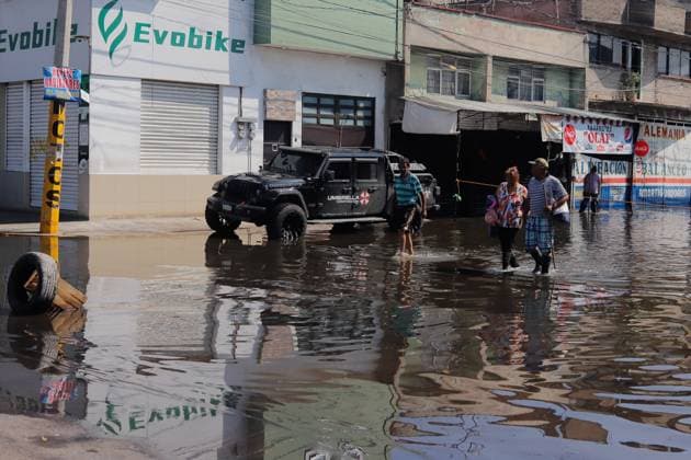 Flooding In Eastern Mexico City Due To Heavy Rains People walking on a flooded street due heavy torrential rains that affected Ciudad Nezahualcoyotl at east of Mexico City, on September 29, 2025, in Mexico City, Mexico. Mexico City CDMX Mexico Copyright: xCarlosxSantiagox
