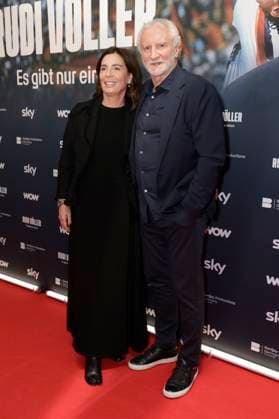 Rudi Völler with wife Sabrina Völler at the premiere of the Sky documentary Rudi Völler There is only one at the Gibson Club Frankfurt am Main, 29 09 2025 Foto:xP.xBackx xFuturexImagex voeller_5908