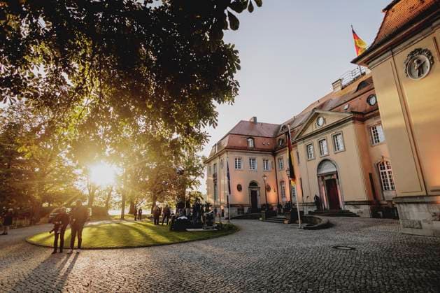 Journalisten warten vor der Kabinettsklausur in der Villa Borsig in Berlin, 30.09.2025. Berlin Deutschland *** Journalists wait outside the cabinet meeting at the Villa Borsig in Berlin, 30 09 2025 Berlin Germany Copyright: xFlorianxGaertnerx