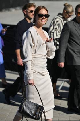 PFW Louis Vuitton Outside Arrivals Emma Stone arriving at Louis Vuitton Fashion Show during Paris Fashion Week in Paris, France on September 30, 2025. Photo by Julien Reynaud APS-Medias ABACAPRESS.COM Paris France  Copyright: xReynaudxJulien APS-Medias ABACAx