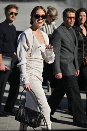 PFW Louis Vuitton Outside Arrivals Emma Stone arriving at Louis Vuitton Fashion Show during Paris Fashion Week in Paris, France on September 30, 2025. Photo by Julien Reynaud APS-Medias ABACAPRESS.COM Paris France  Copyright: xReynaudxJulien APS-Medias ABACAx