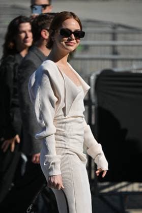 PFW Louis Vuitton Outside Arrivals Emma Stone arriving at Louis Vuitton Fashion Show during Paris Fashion Week in Paris, France on September 30, 2025. Photo by Julien Reynaud APS-Medias ABACAPRESS.COM Paris France  Copyright: xReynaudxJulien APS-Medias ABACAx