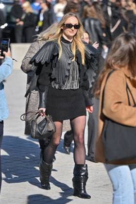 PFW Louis Vuitton Outside Arrivals Sophie Turner arriving at Louis Vuitton Fashion Show during Paris Fashion Week in Paris, France on September 30, 2025. Photo by Julien Reynaud APS-Medias ABACAPRESS.COM Paris France  Copyright: xReynaudxJulien APS-Medias ABACAx