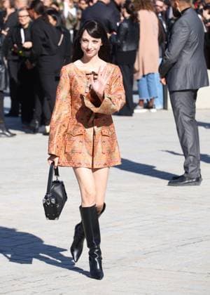 Devon Ross arrives at the Louis Vuitton Collection Femme Prêt à Porter Printemps Eté 2026 fashion show as part of Paris Fashion Week PFW at the Cour Carrée du Louvre in Paris, France, on September 30, 2025 Denis Guignebourg Bestimage Arrivals at the Louis Vuitton fashion show as part of Spring Summer 2026 Paris Fashion Week held at The Louvre in Paris, France, on September 30, 2025 Paris France  Copyright: xDenisxGuignebourgx xBestimagexDenisxGuignebourgx xBestimagex