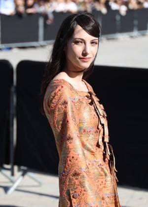Devon Ross arrives at the Louis Vuitton Collection Femme Prêt à Porter Printemps Eté 2026 fashion show as part of Paris Fashion Week PFW at the Cour Carrée du Louvre in Paris, France, on September 30, 2025 Denis Guignebourg Bestimage Arrivals at the Louis Vuitton fashion show as part of Spring Summer 2026 Paris Fashion Week held at The Louvre in Paris, France, on September 30, 2025 Paris France  Copyright: xDenisxGuignebourgx xBestimagexDenisxGuignebourgx xBestimagex