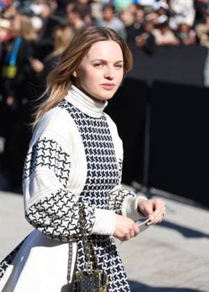 Odessa Young arrives at the Louis Vuitton Collection Femme Prêt à Porter Printemps Eté 2026 fashion show as part of Paris Fashion Week PFW at the Cour Carrée du Louvre in Paris, France, on September 30, 2025 Denis Guignebourg Bestimage Arrivals at the Louis Vuitton fashion show as part of Spring Summer 2026 Paris Fashion Week held at The Louvre in Paris, France, on September 30, 2025 Paris France  Copyright: xDenisxGuignebourgx xBestimagexDenisxGuignebourgx xBestimagex