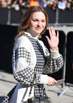 Odessa Young arrives at the Louis Vuitton Collection Femme Prêt à Porter Printemps Eté 2026 fashion show as part of Paris Fashion Week PFW at the Cour Carrée du Louvre in Paris, France, on September 30, 2025 Denis Guignebourg Bestimage Arrivals at the Louis Vuitton fashion show as part of Spring Summer 2026 Paris Fashion Week held at The Louvre in Paris, France, on September 30, 2025 Paris France  Copyright: xDenisxGuignebourgx xBestimagexDenisxGuignebourgx xBestimagex