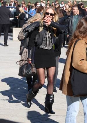 Sophie Turner arrives at the Louis Vuitton Collection Femme Prêt à Porter Printemps Eté 2026 fashion show as part of Paris Fashion Week PFW at the Cour Carrée du Louvre in Paris, France, on September 30, 2025 Denis Guignebourg Bestimage Arrivals at the Louis Vuitton fashion show as part of Spring Summer 2026 Paris Fashion Week held at The Louvre in Paris, France, on September 30, 2025 Paris France  Copyright: xDenisxGuignebourgx xBestimagexDenisxGuignebourgx xBestimagex
