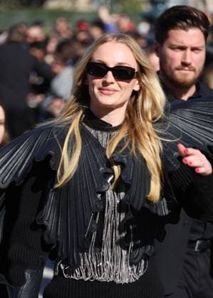 Sophie Turner arrives at the Louis Vuitton Collection Femme Prêt à Porter Printemps Eté 2026 fashion show as part of Paris Fashion Week PFW at the Cour Carrée du Louvre in Paris, France, on September 30, 2025 Denis Guignebourg Bestimage Arrivals at the Louis Vuitton fashion show as part of Spring Summer 2026 Paris Fashion Week held at The Louvre in Paris, France, on September 30, 2025 Paris France  Copyright: xDenisxGuignebourgx xBestimagexDenisxGuignebourgx xBestimagex