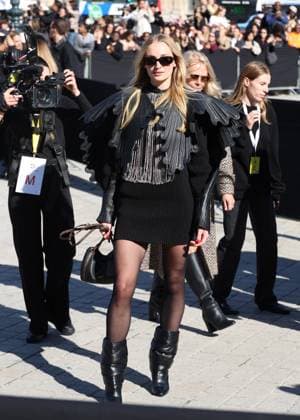 Sophie Turner arrives at the Louis Vuitton Collection Femme Prêt à Porter Printemps Eté 2026 fashion show as part of Paris Fashion Week PFW at the Cour Carrée du Louvre in Paris, France, on September 30, 2025 Denis Guignebourg Bestimage Arrivals at the Louis Vuitton fashion show as part of Spring Summer 2026 Paris Fashion Week held at The Louvre in Paris, France, on September 30, 2025 Paris France  Copyright: xDenisxGuignebourgx xBestimagexDenisxGuignebourgx xBestimagex